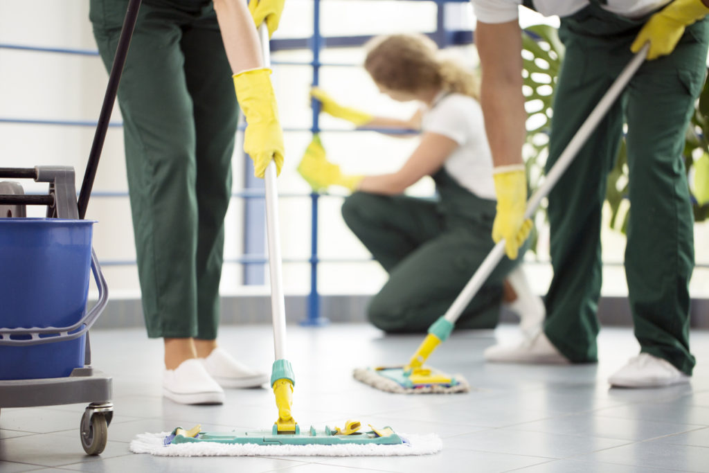 Como limpar o piso sem erro? Veja dicas para orientar a sua equipe.