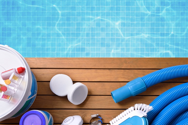Produtos químicos e ferramentas para manter a piscina limpa