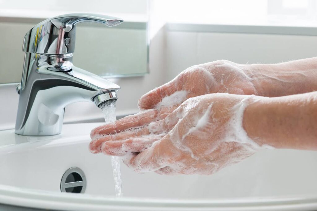 lavar as mãos, um dos hábitos de higiene que reaprendemos com a pandemia.
