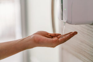 O álcool em gel 70 é uma solução antisséptica recomendada pela OMS para higienização das mãos.