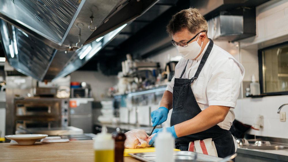 imagem que ilustra a limpeza de restaurantes realizada na prática